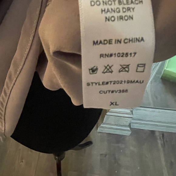 NWT Soprano brand sleeveless blouse/ shell. Excellent layering piece Taupe Jr XL - Picture 5 of 7